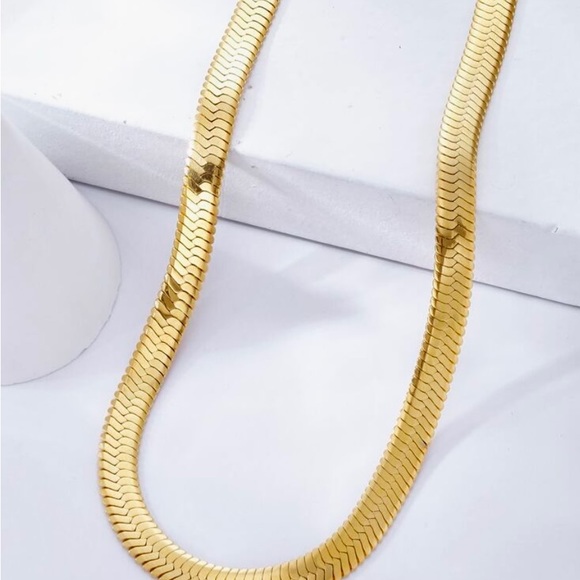 Stunning  18K Gold Flat Snake Chain Necklace - Picture 2 of 3